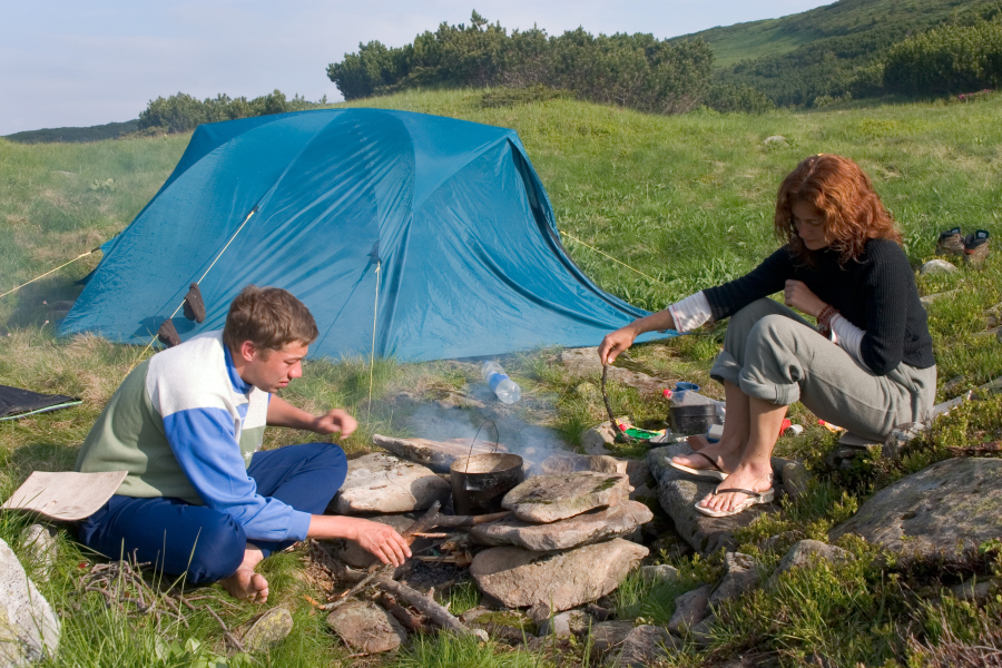 famille en tente camping Lande